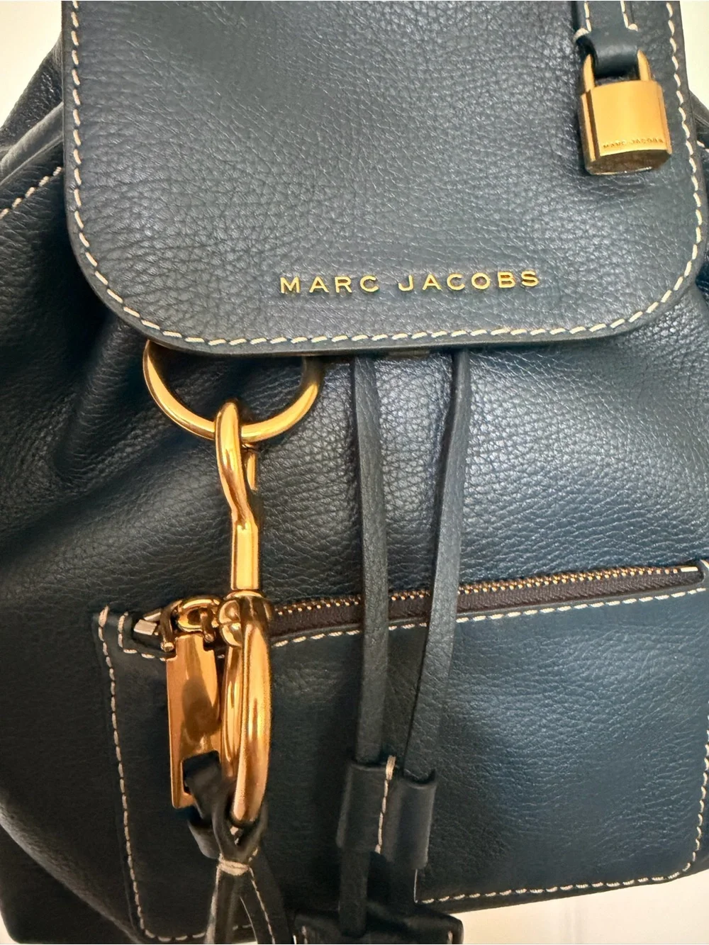 Marc Jacobs compact pebbled